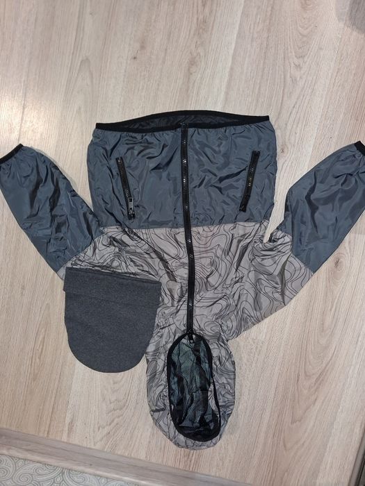 Куртка вітровка і подарунок шапка