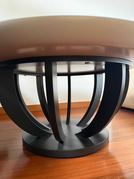 Mesa de centro redonda com tampo de madeira espinhado [ANTARTE]