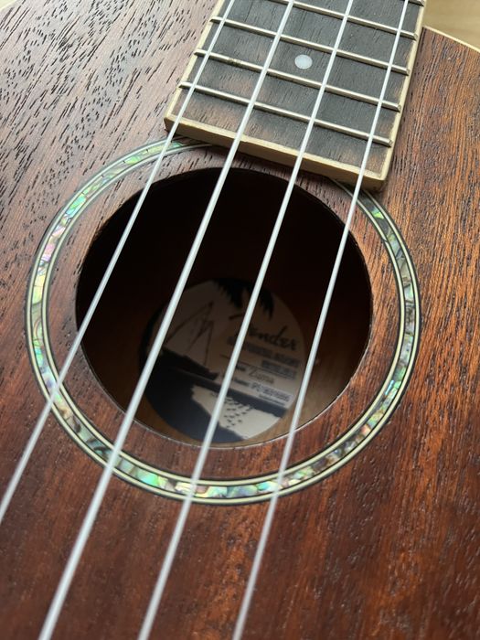 Укулеле Fender Zuma Concert + струни + тюнер-метроном