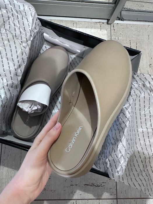 Calvin Klein
Бежеві клоги MULE SLIPPER р.40