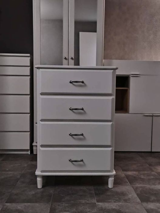 Biała komoda ze srebrnymi uchwytami