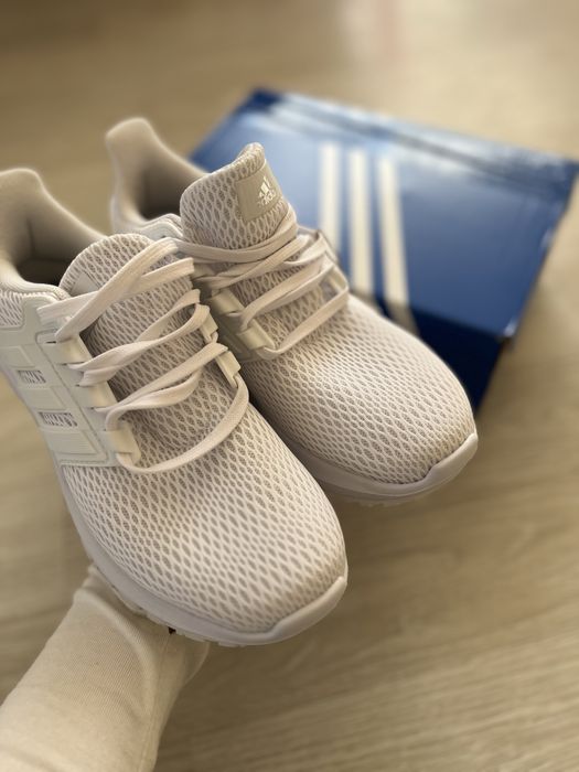 Кросівки adidas жіночі (добрий торг)