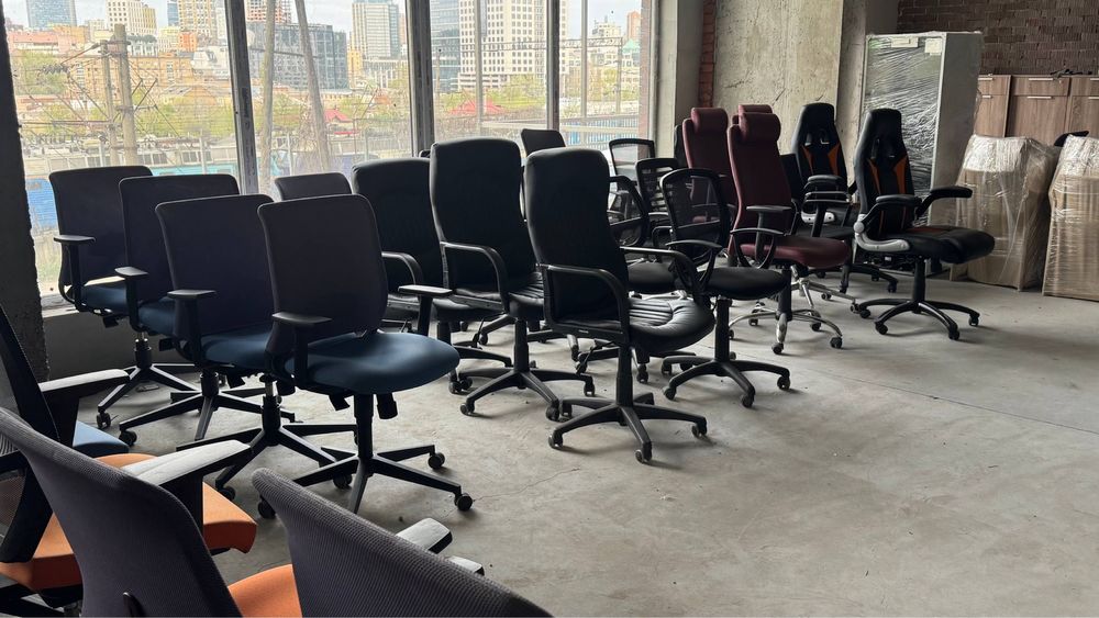 Продам кресла офисные руководителя столы LOFT тумбы комоды стільці
