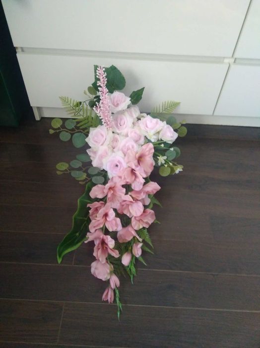 Kompozycja na cmentarz obciążona