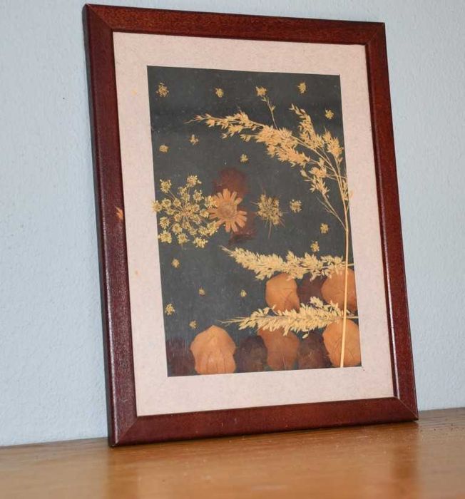 Quadro artesanal feito com folhas secas – assinado pela autora (1994)