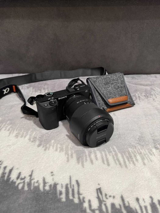 Sprzedam Sony A6400 + obiektyw 18–135 mm – niski przebieg!  Na sprzedaż aparat Sony A6400 (body) wraz z obiektywem Sony 18–135 mm f/3.5–5.6.  .