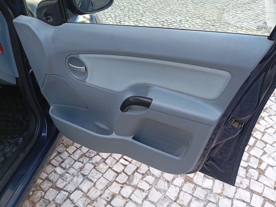 Citroen c3 impecável 2002 sem barulhos nenhum.