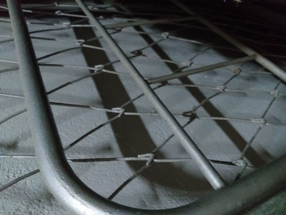 Cama de ferro de solteiro