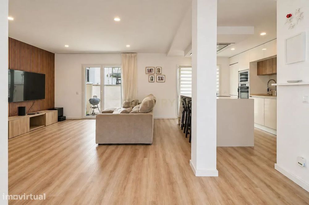 Moradia T3+1 Totalmente Remodelada e com Piscina | Alto do Moinho | Co