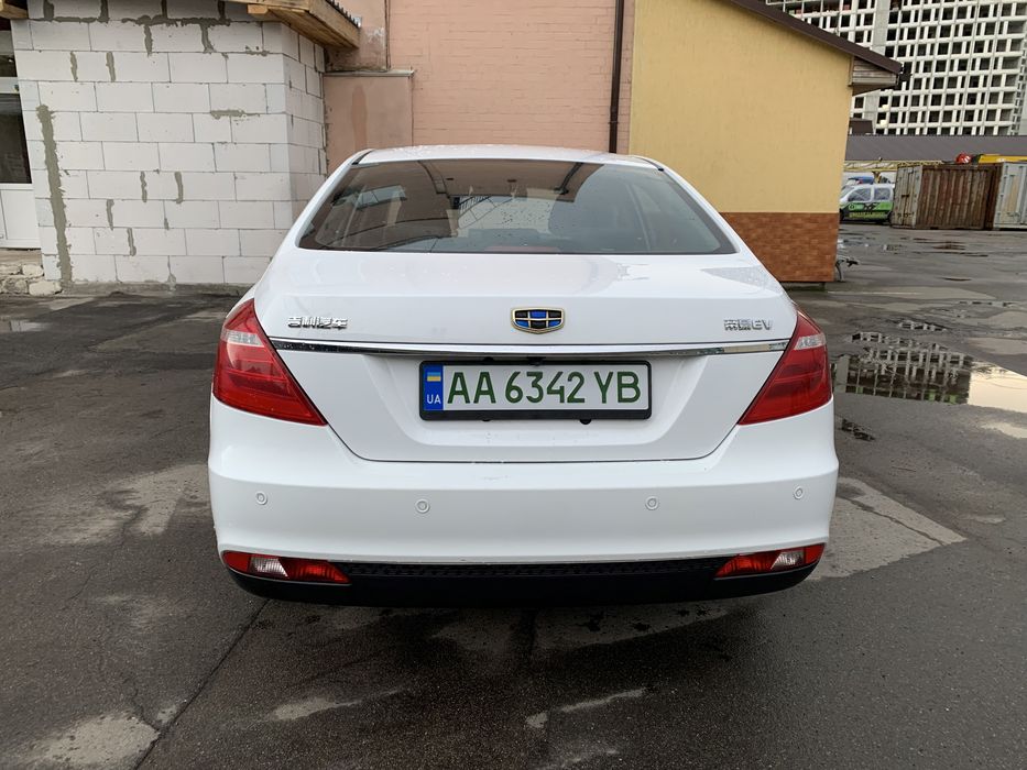 Оренда електромобіля Geely Emgrand EV300