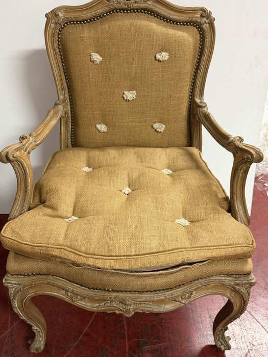 Cadeirão Bergère estilo Luís XV em madeira maciça