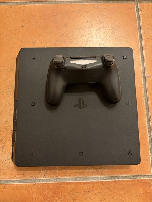Vendo Playstation 4 com 1TB e com comando