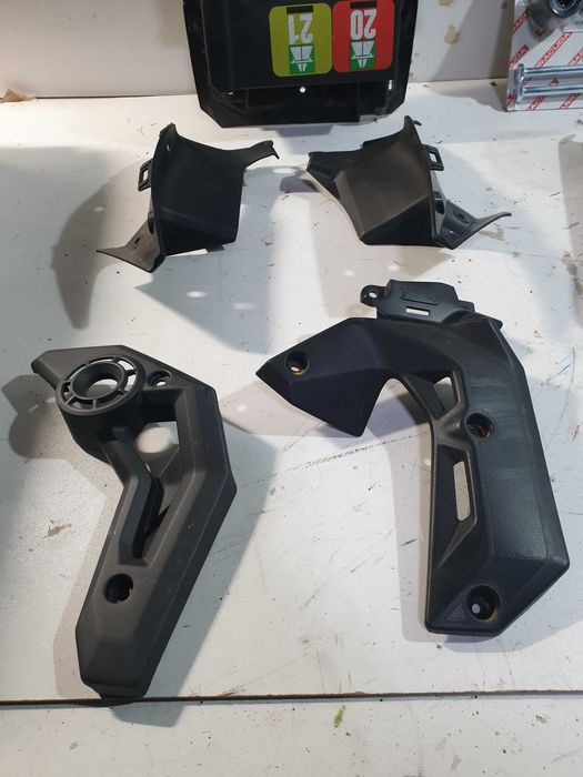 Kawasaki Z650 plastiki owiewki mocowania osłony ogon crashpady