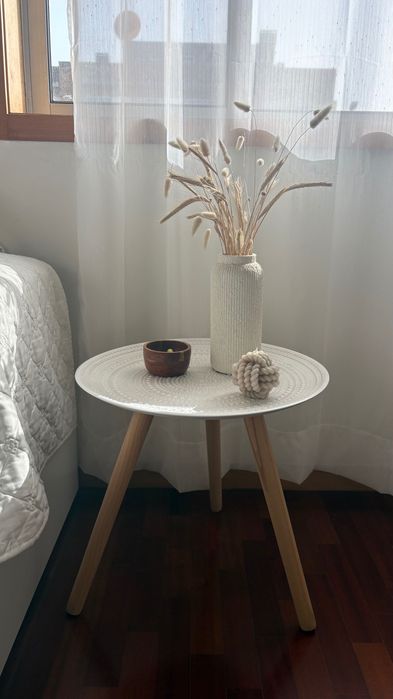 Mesinha de cabeceira com pé retrô