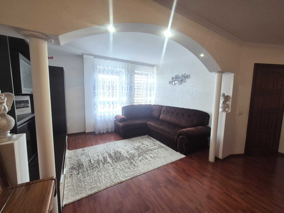 Укомплектована 3-кімнатна квартира в обжитому будинку.