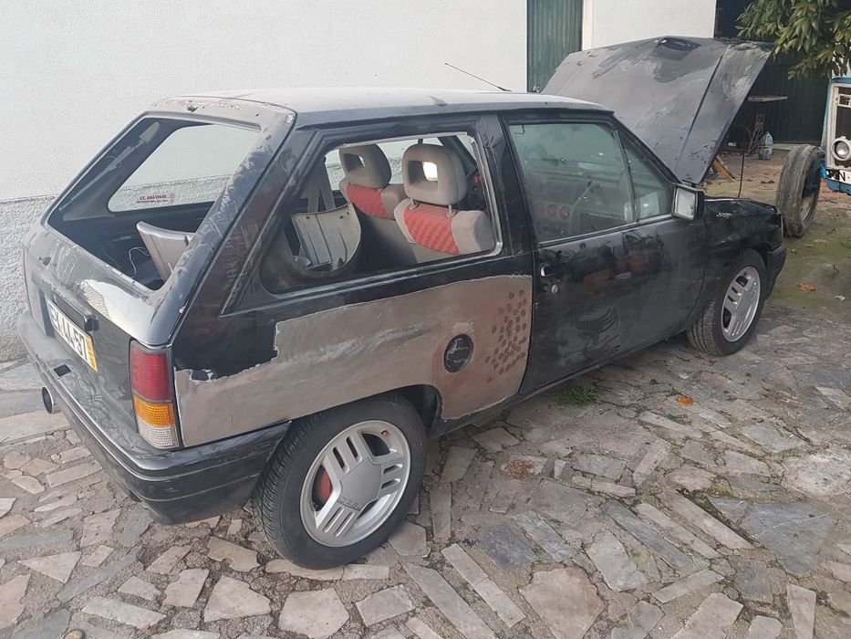Opel corsa 1.4 Joy para venda falta pintura documentos em dia