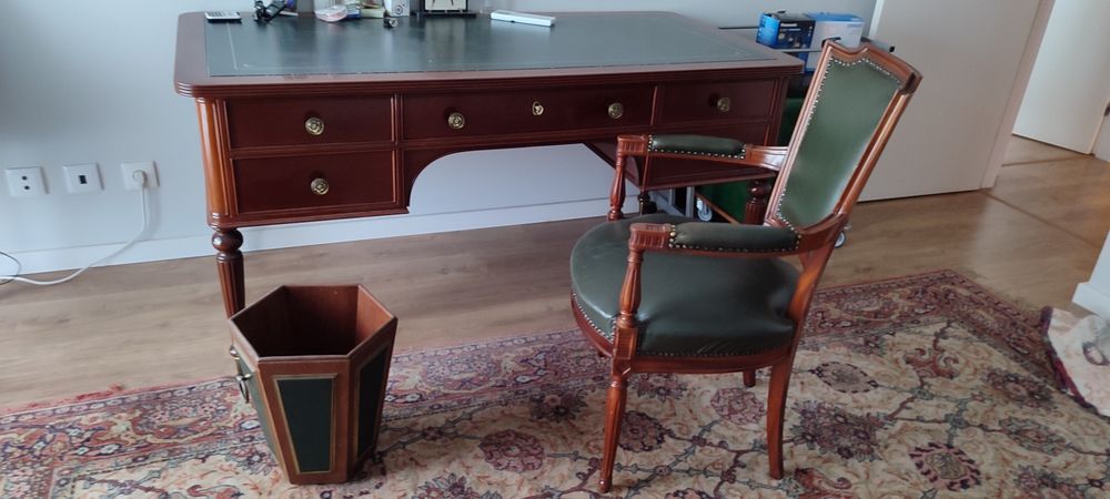 Secretaria, cadeirão e balde de lixo