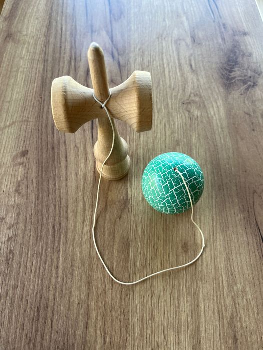 Kendama, mini hulajnoga i rolki, zabawki antystresowe