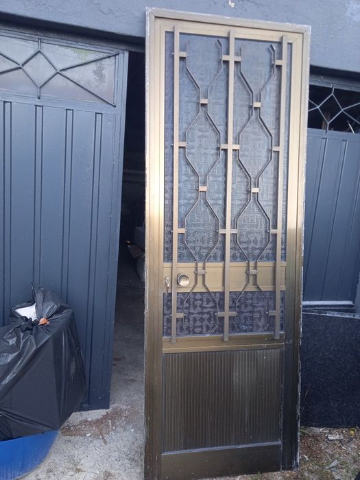 Porta de entrada de alumínio castanho