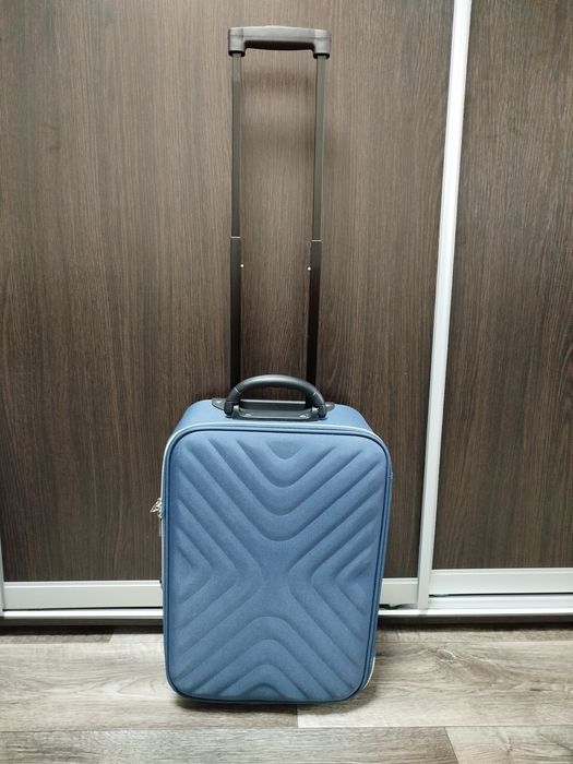 Продам новый чемодан