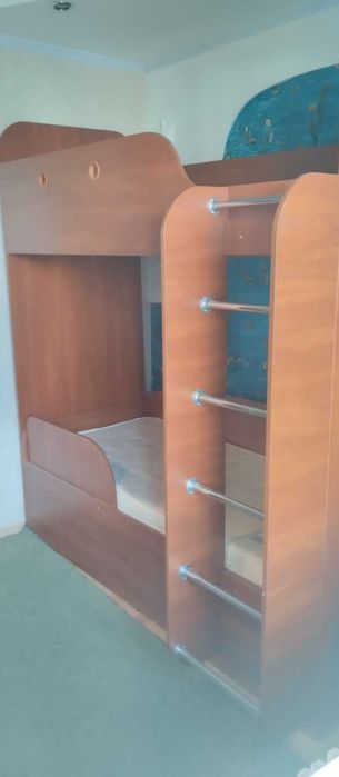 Двоповерхове дитяче ліжко