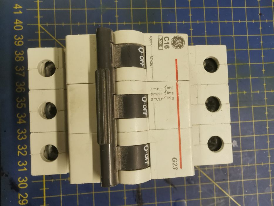 Vários dijuntores tudo 30 €