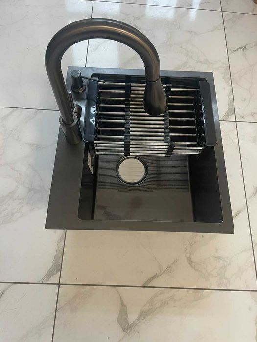 Кухонная мойка Luminex 5045 см и кран Kraft с вытяжным изливом.