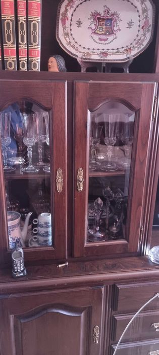 Estante De Sala  em Madeira Maciça Com Gavetas e Porta de vidro