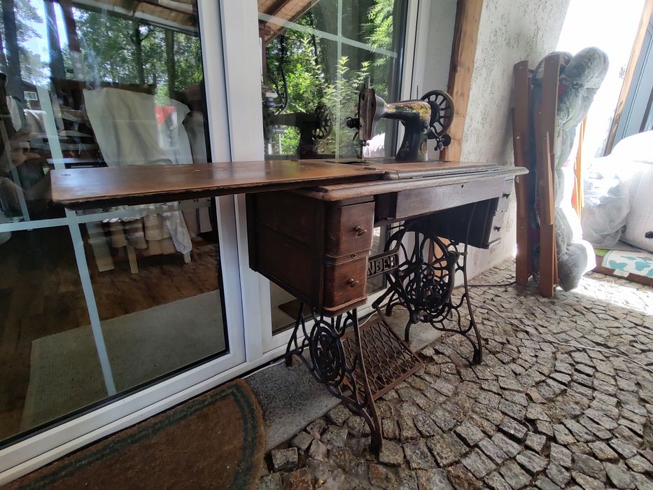 Maszyna Singer na stole