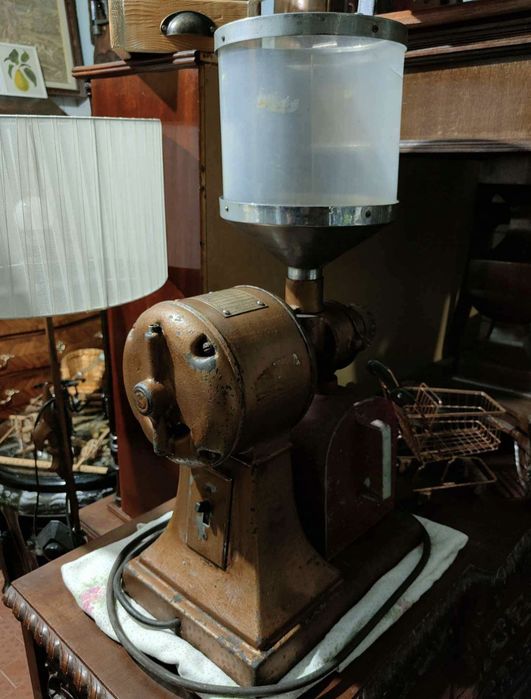 Moinho de café antigo a funcionar