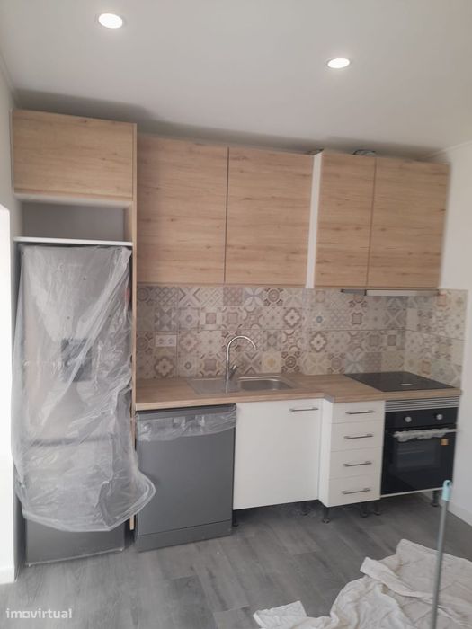 Apartamento T2 com varanda na Baixa da Banheira — Baixa Da Banheira E Vale Da Amoreira, Setúbal