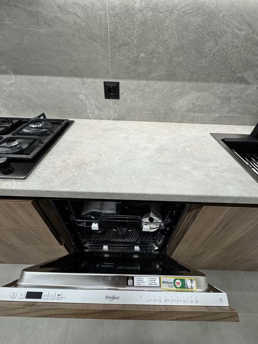 Центр .Продаж 2 кім квартири з великою кухнею та єврорем ,2 гардеробні