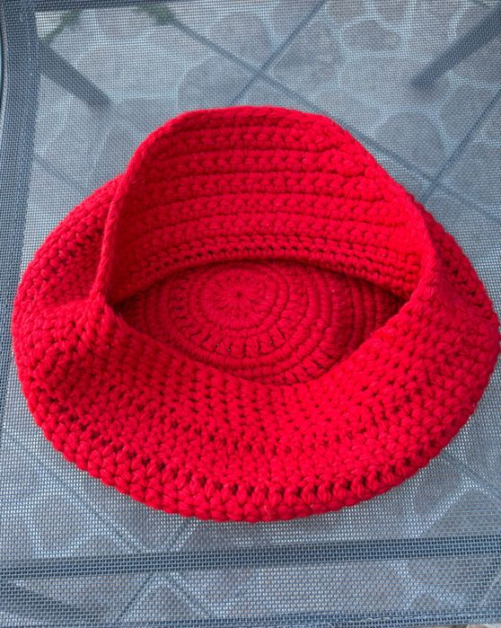 Beret z daszkiem czerwony