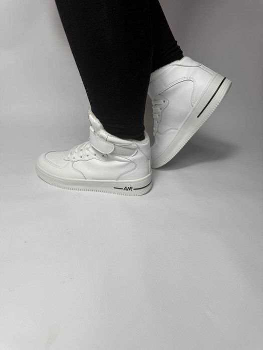 Шкіряні хайтопи черевики жіночі зимові білого чорного кольору хайтопы