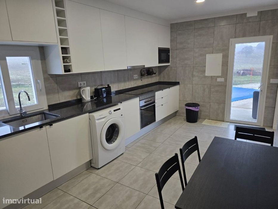 Simpática Moradia Térrea T2 com Piscina - Totalmente Remodelada