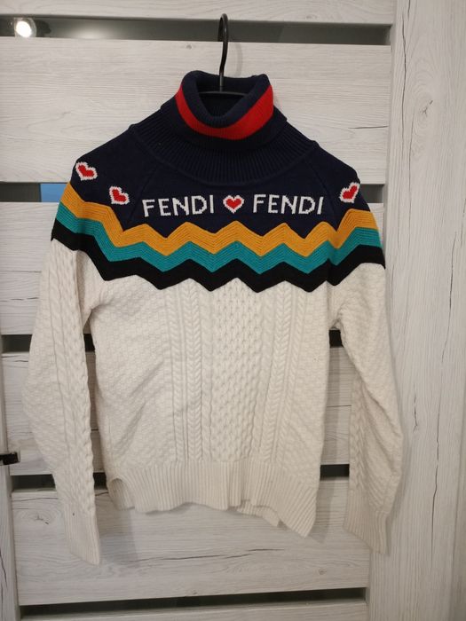 Efektowny golf Fendi