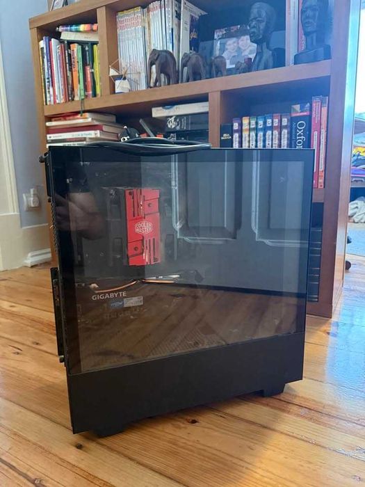 Computador fixo construido por partes