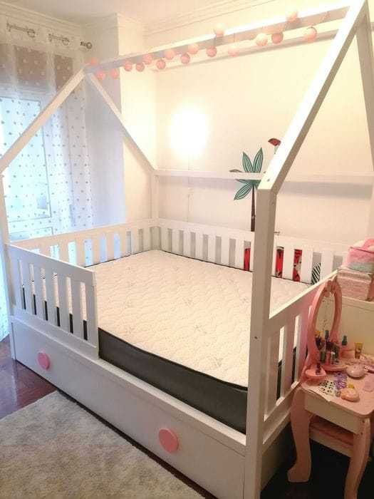 Cama casinha com gaveta e com colchão incluído, com dimensões 190x140