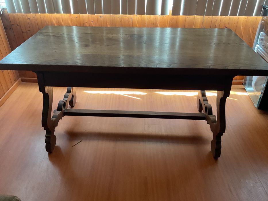 Mesa de jantar em madeira maciça