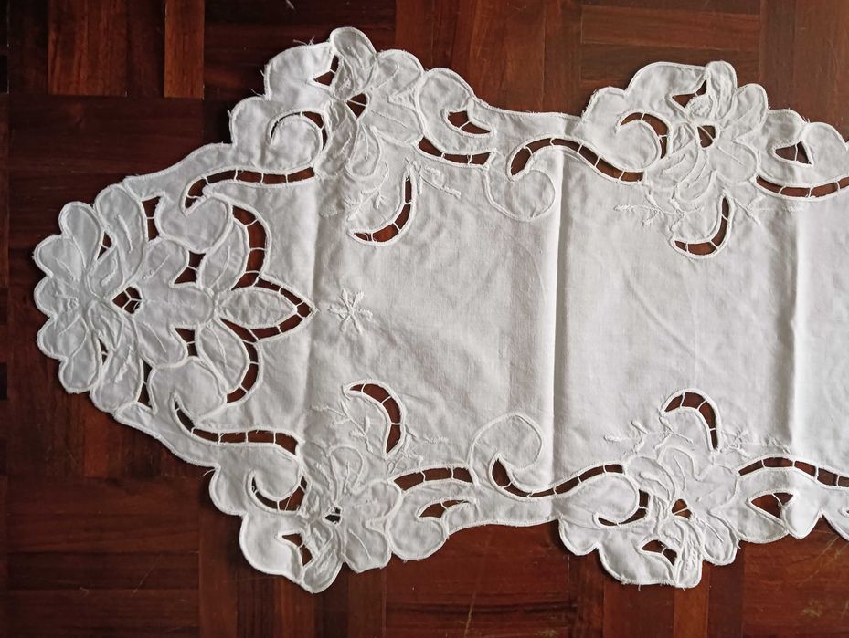 Conj. 4 Naperons Renda/Bordado Richelieu – tamanhos diferentes