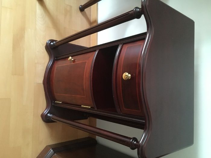 Móvel de apoio, com porta e gaveta - Oportunidade!