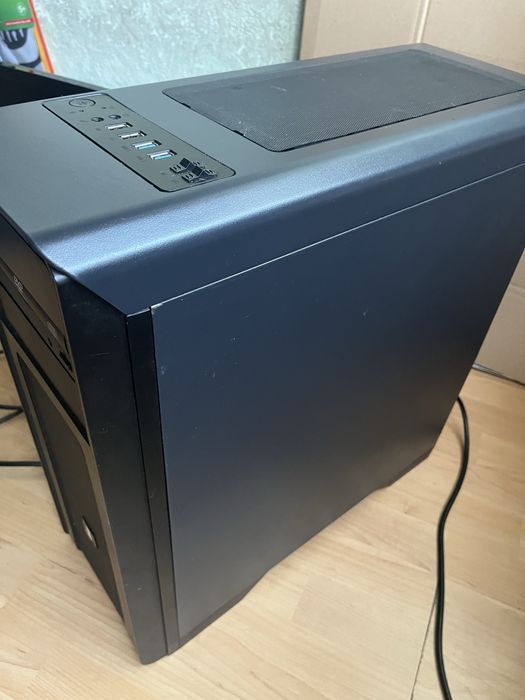 Komputer stacjonarny z monitorem