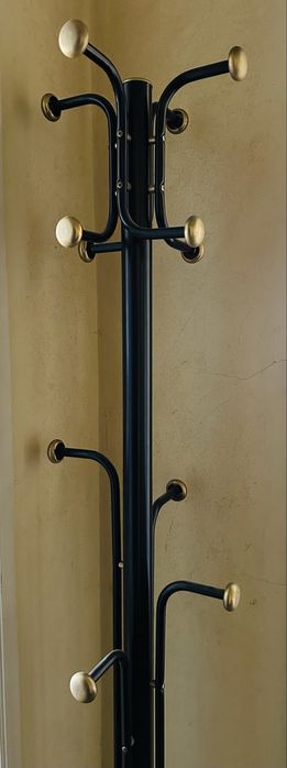 Cabide para casacos de metal com base em mármore