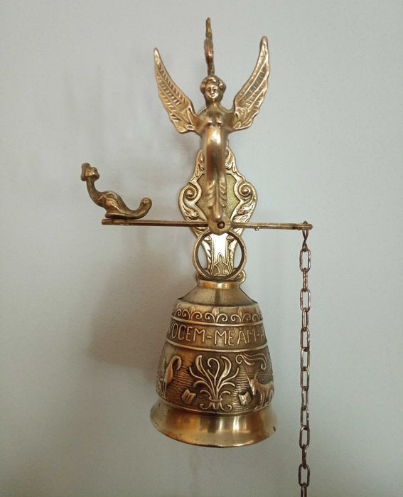 Duży mosiężny dzwon wiszący
