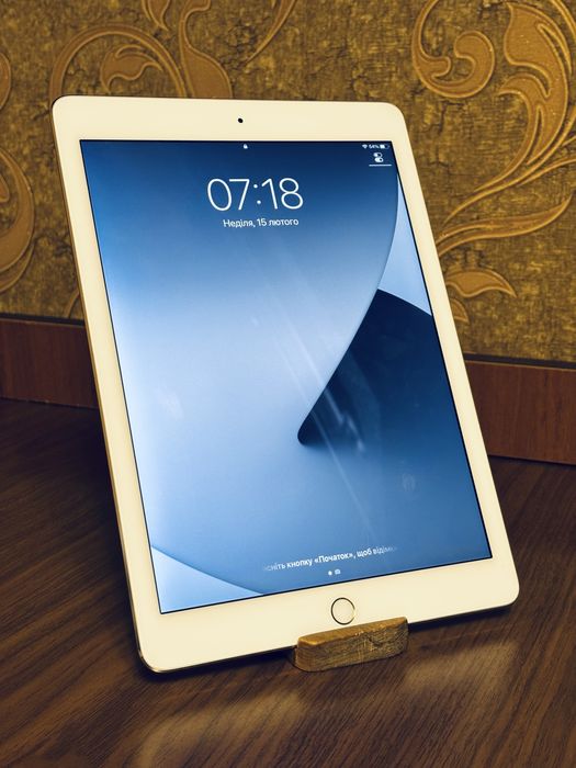 Apple iPad Air 2 у золотистому кольорі з 32 ГБ пам'яті.
