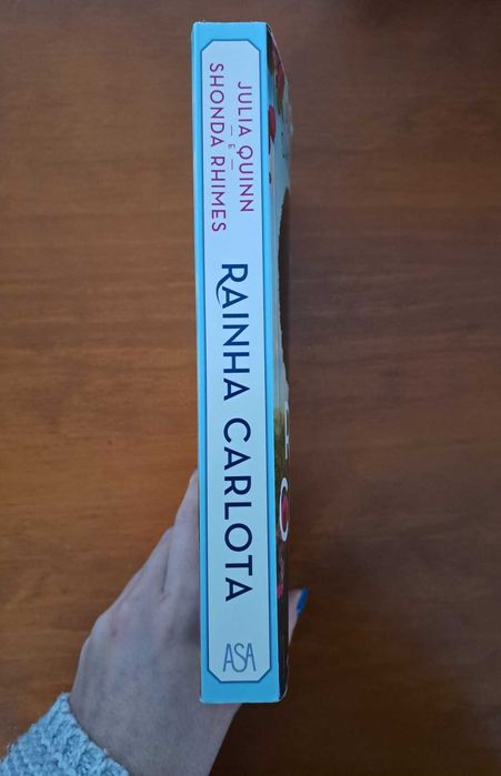 Livro "Rainha Carlota", de Julia Quinn e Shonda Rhimes