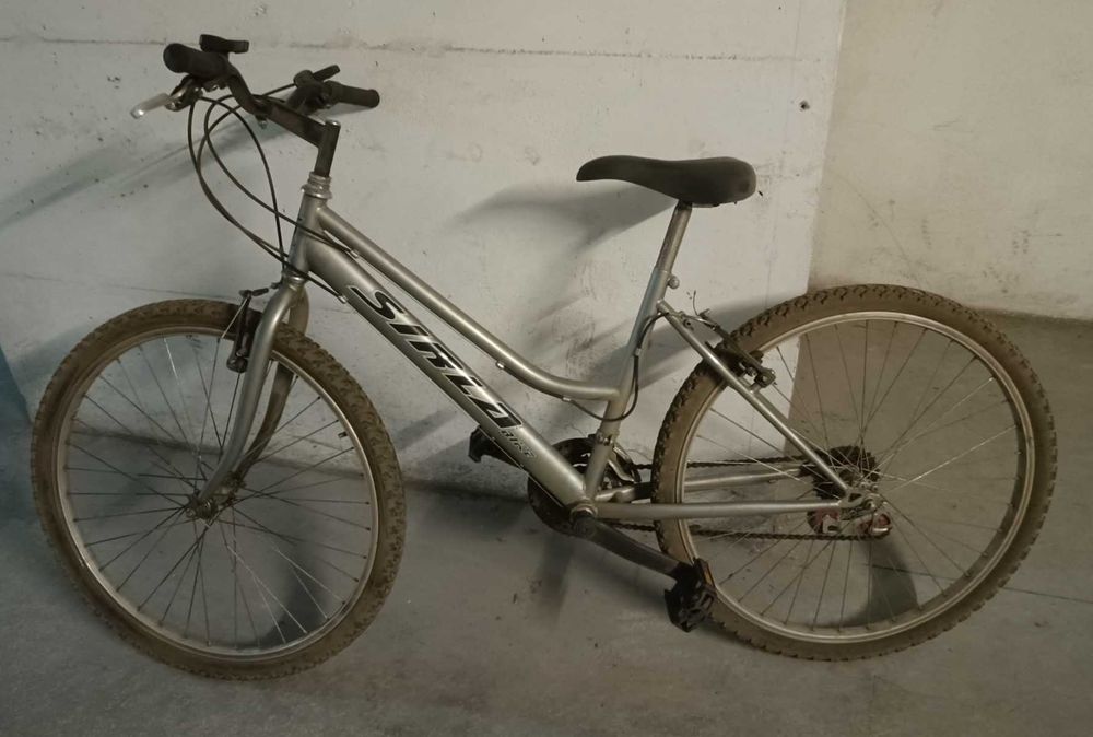 Bicicleta marca Sirla, de Sra estimada, pouco uso.