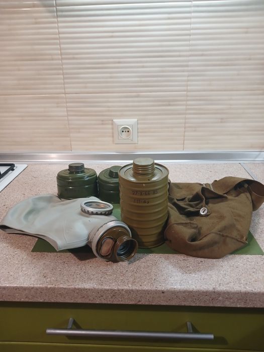 Противогаз и фильтры.