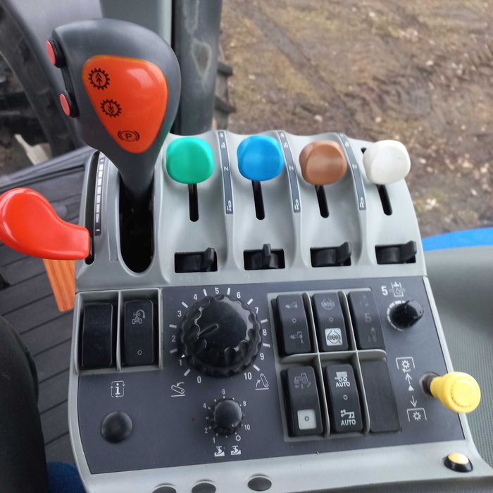 Продам трактор  New Holland Т8050