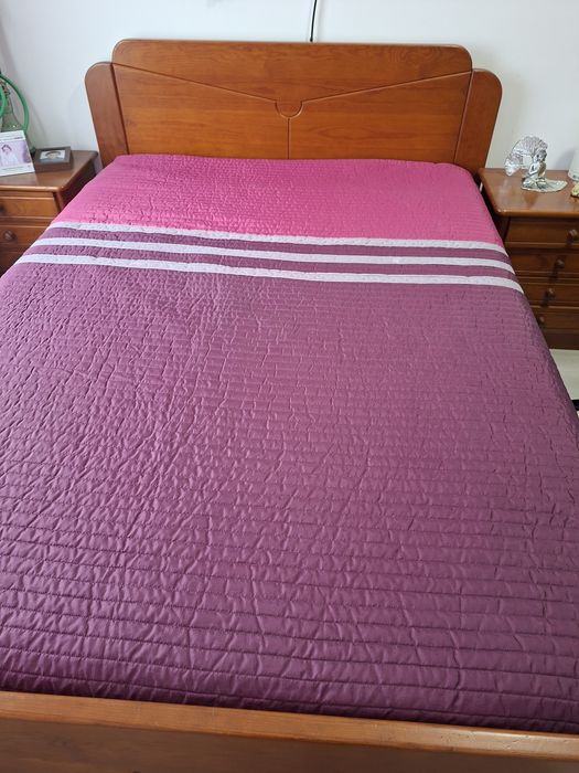 Cama de casal e mesinhas de cabeceira.
